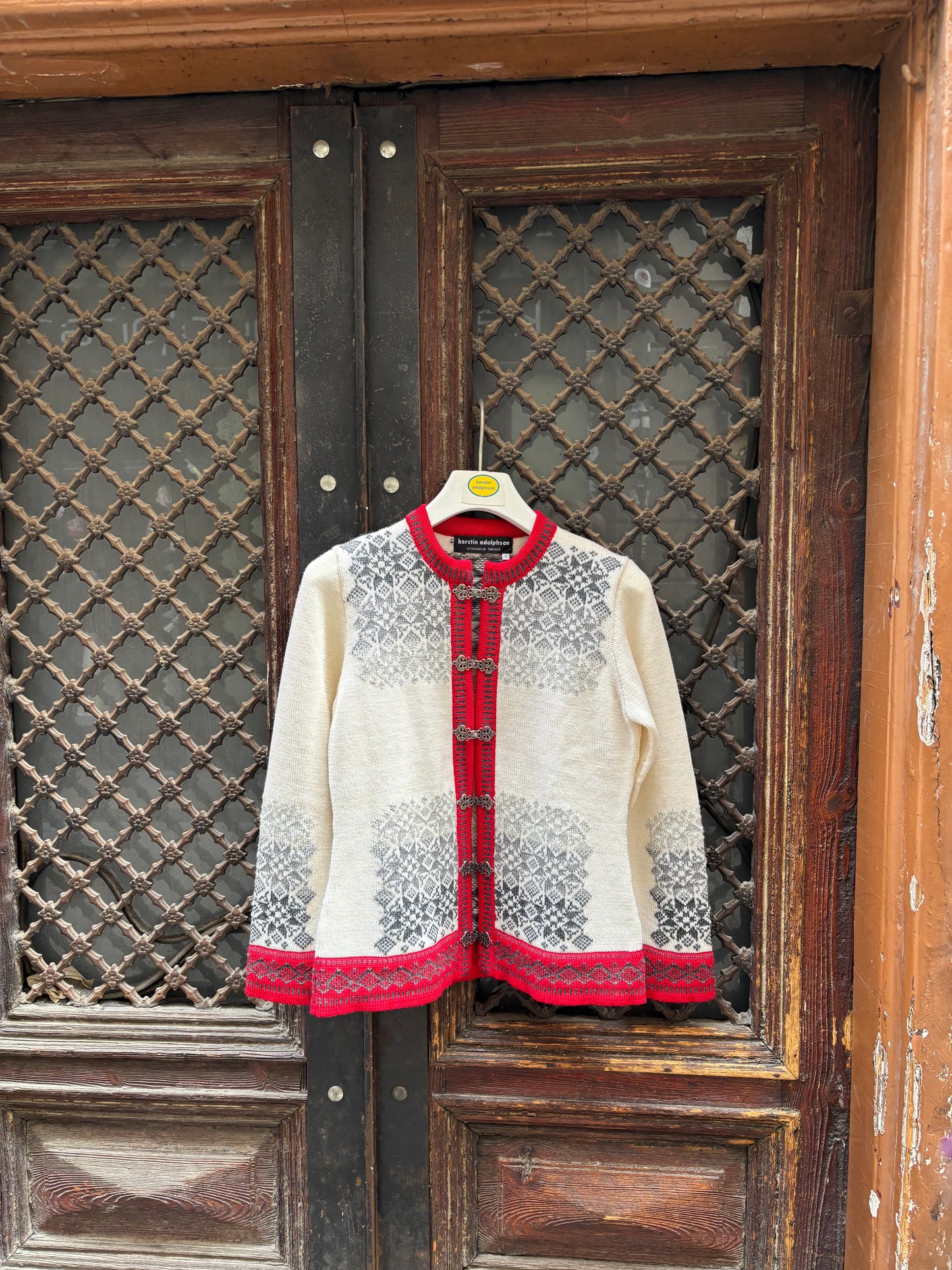 Rödja-The Wool Cardigan in red