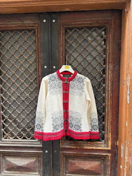 Rödja-The Wool Cardigan in red